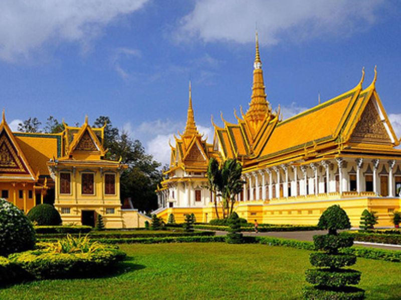 Hoàng Cung lộng lẫy, nguy ca của “xứ sở chùa tháp” 