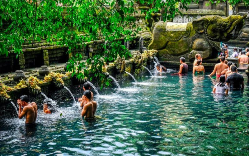 Tour đi Bali tháng 4 - ngâm mình trong dòng nước thánh