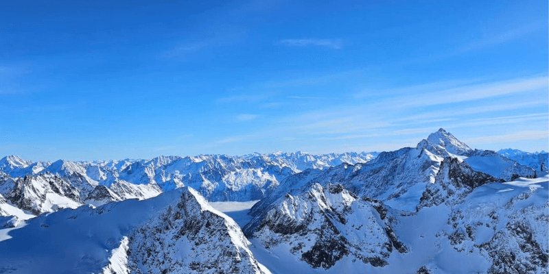 Núi Titlis được tuyết bao phủ trắng xóa