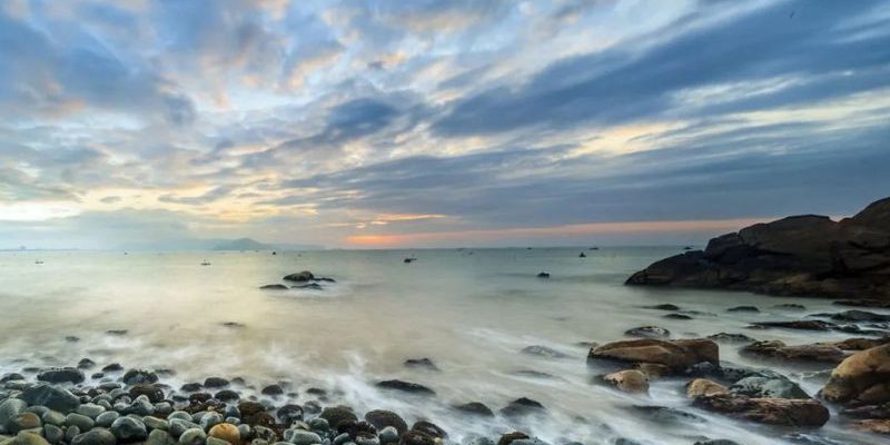 Bãi tắm Hoàng Hậu có vẻ đẹp hoang sơ, trữ tình hiếm có
