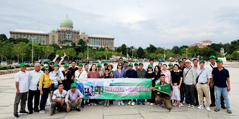 Khách đoàn đi tour Singapore - Malaysia bên Đất Việt Tour