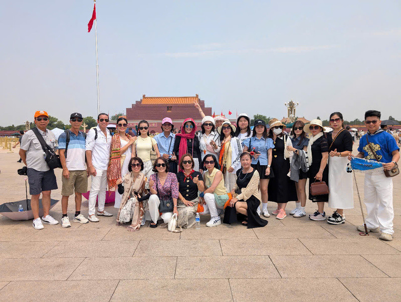 Đoàn khách tham quan của Đất Việt Tour