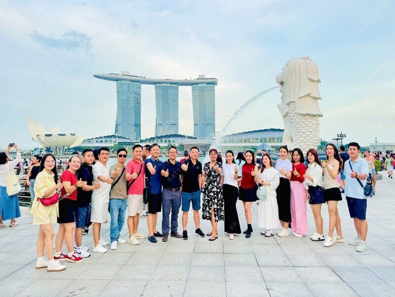 Hình ảnh khách đoàn tour Malaysia tại Đất Việt Tour 