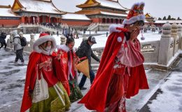 Bắc Kinh vào dịp Tết thời tiết khá lạnh, nhiều nơi còn phủ tuyết trắng