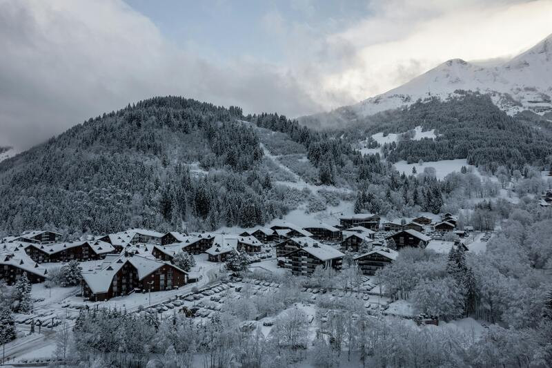Ngôi làng phủ đầy tuyết ở Pháp, dãy Alps