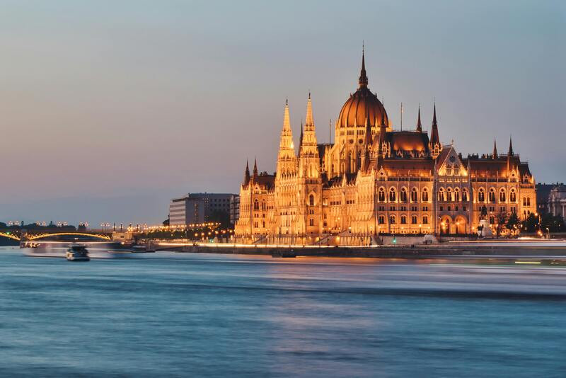 Tòa nhà Quốc hội bên dòng sông Danube khi về lên đèn