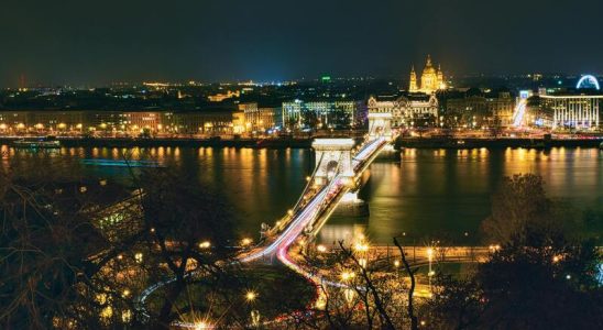 Dòng sông Danube ở giữa thành phố Budapest