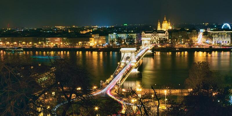 Dòng sông Danube ở giữa thành phố Budapest