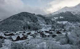 Ngôi làng phủ đầy tuyết ở Pháp, dãy Alps